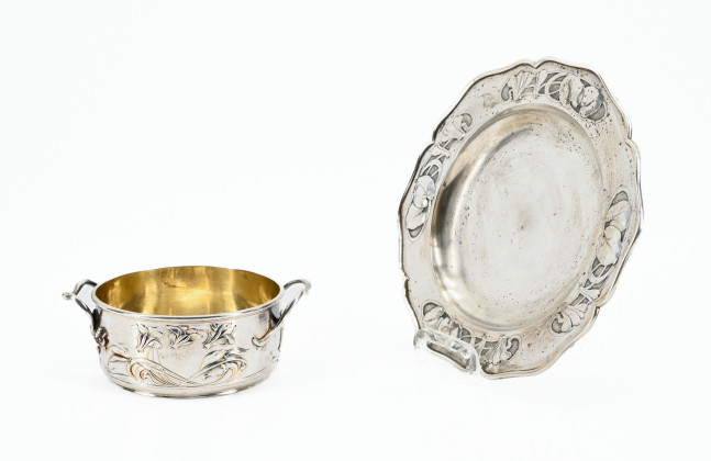 Salt vessel on four volute feet. Meissen