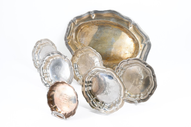 Großer Salver mit Muschelornament