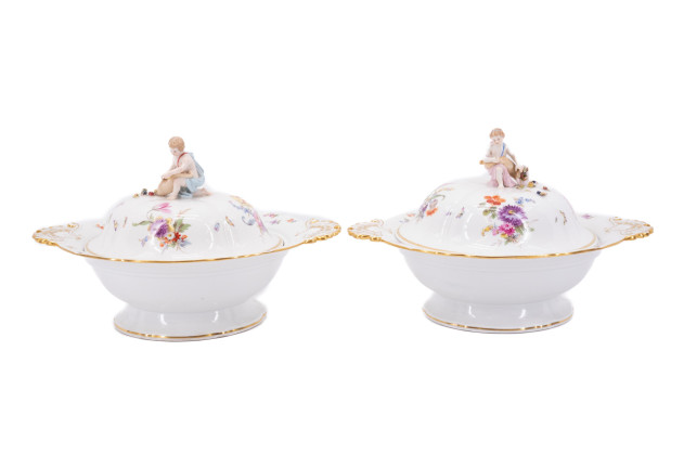 Pair of large bowls with heron decor