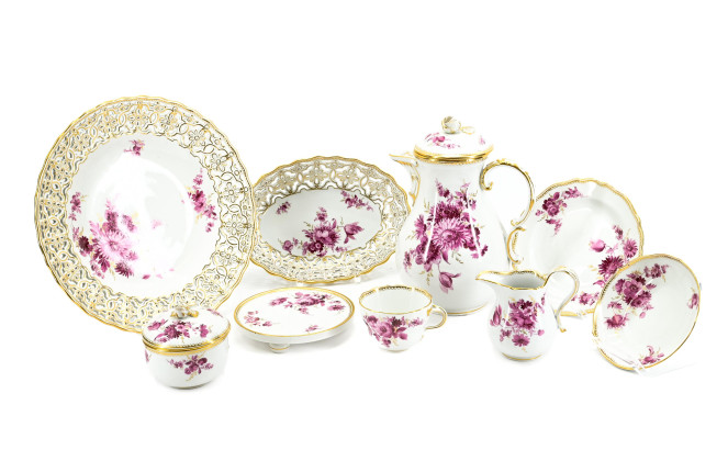Two large bowls and four plates with different chinoise decors