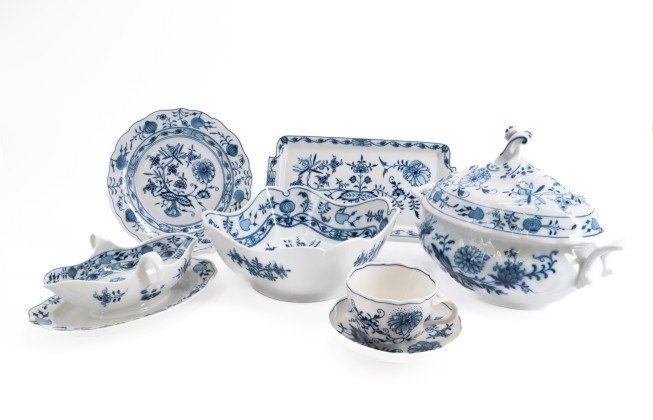 Three pairs of plates with different blue decors