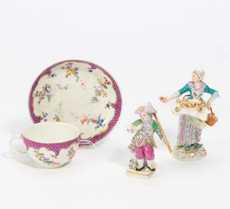 Six plates with floral decor and yellow lined rim